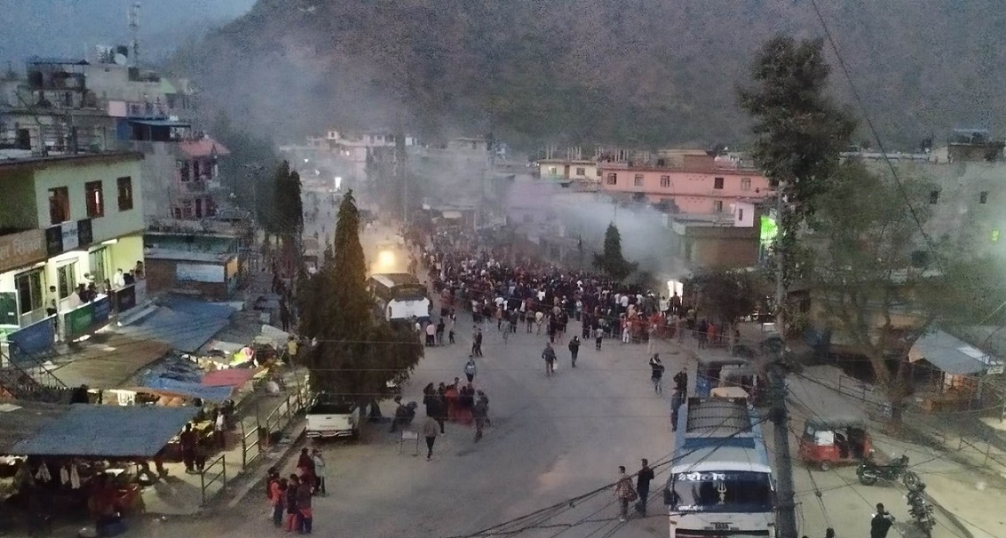 दिपायलको मनकामना होटलमा आगलागि, घटनास्थलमा दमकल ढिलो पुगेको भन्दै स्थानीय आक्रोशित