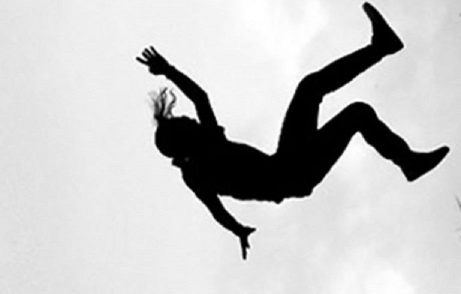 डोटीको जोरायलमा भिरबाट लडेर गर्भवतीको मृत्यु