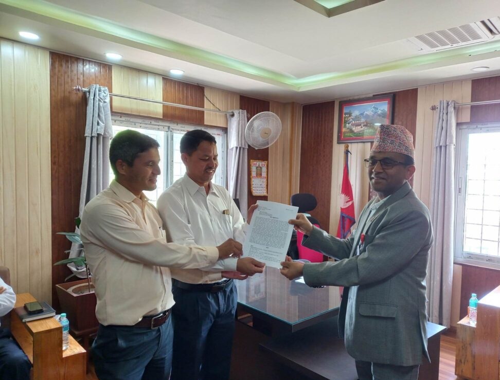 कर्मचारीहरुले विभिन्न माग राख्दै प्रधानमन्त्री प्रचण्डलाई बुझाए ज्ञापन पत्र