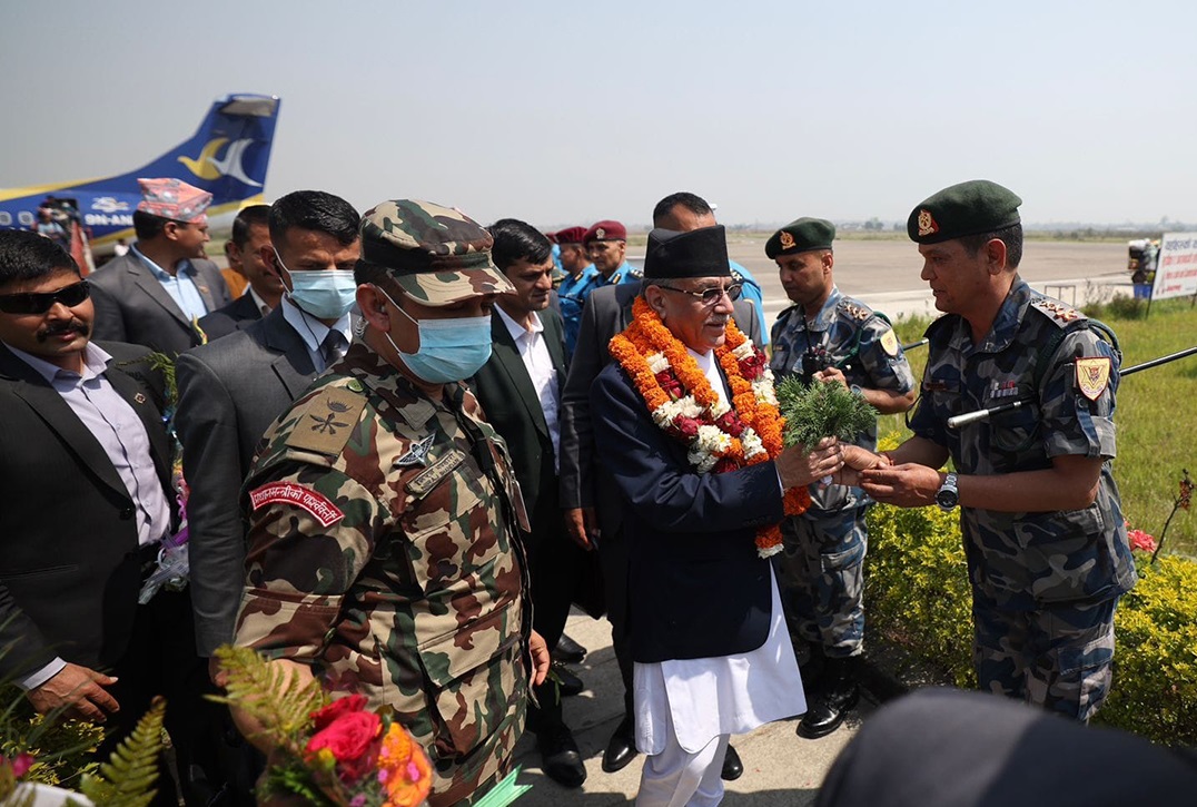 प्रधानमन्त्री प्रचण्ड धनगढीमा, एमाले सचिव भट्टसंग  गरे भेटवार्ता