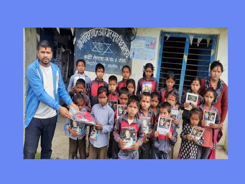 पत्रकार चन्दद्वारा टुहुरा विद्यार्थीलाई स्कुल ड्रेस प्रदान