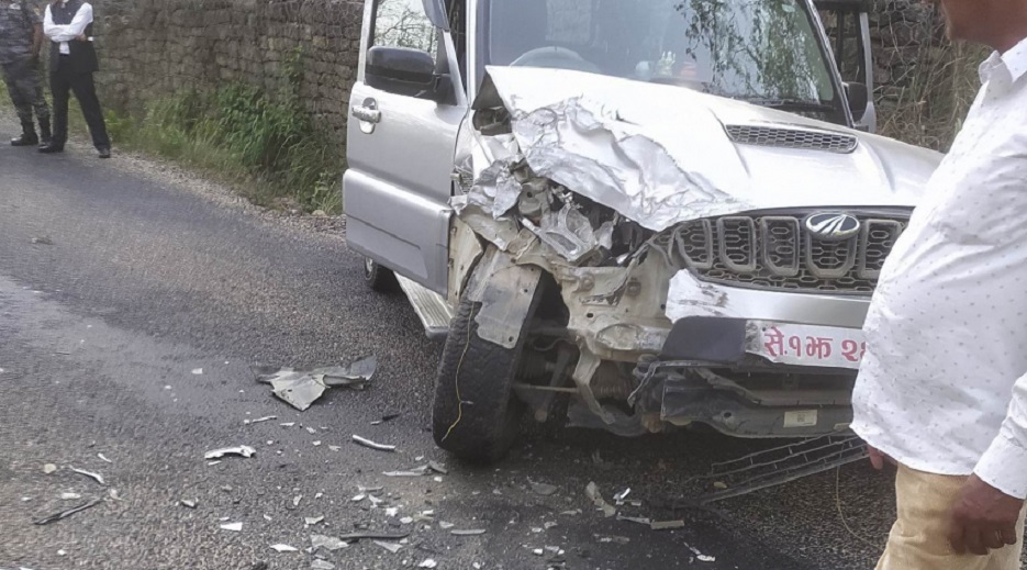 कैलालीका प्रमुख जिल्ला अधिकारी चढेको गाडी दुर्घटना