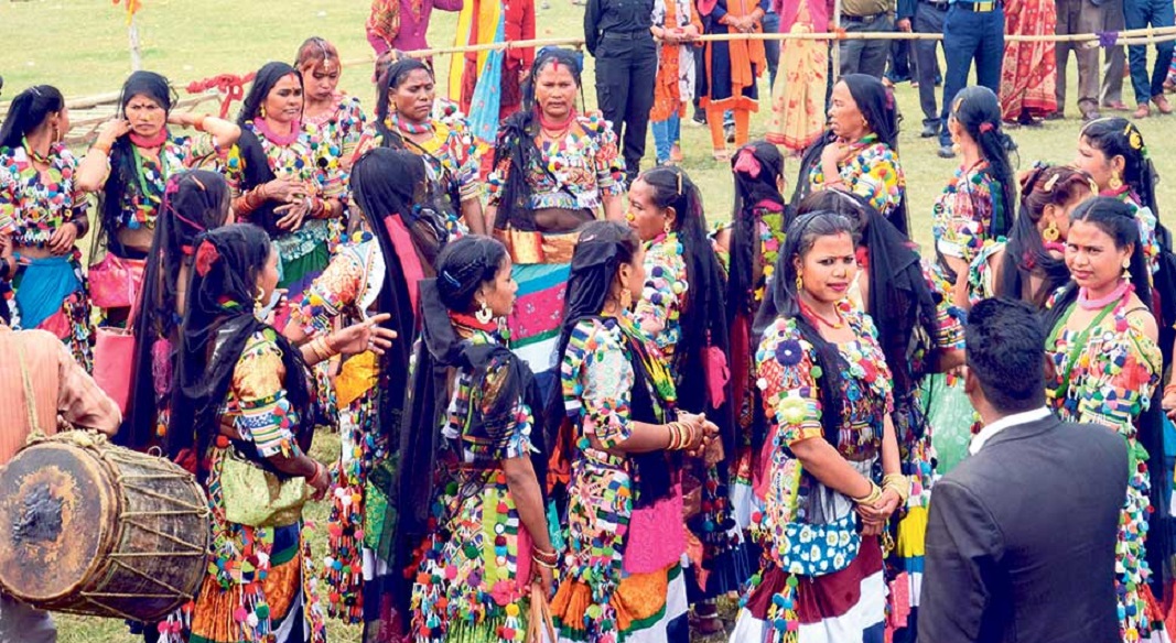 राना थारु समुदायका महिलाले तीज पर्व भदौ २ मा मनाउने