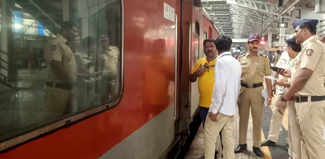 मुम्बईमा गुडिरहेको रेलभित्र गोली चल्यो, ४ जनाको मृत्यु