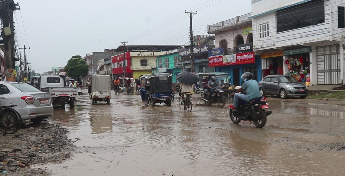 निर्माण व्यवसायीको लापरवाहीले हिलाम्य धनगढी, तीन पटक म्याद थप्दा पनि भएन प्रगति