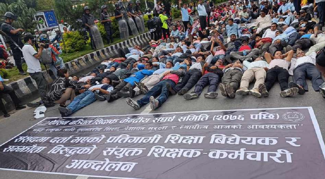 सडकमै सुते शिक्षकहरू, माग पूरा नभएसम्म आन्दोलन जारी राख्ने