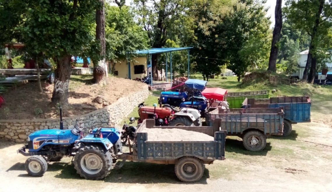 प्रहरीले नियन्त्रणमा लियो खुटिया खोलाबाट पाँच ट्याक्टर