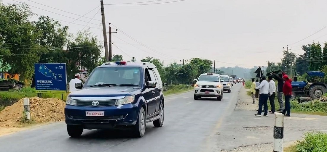 प्रधानमन्त्री प्रचण्डलाई कैलालीको गौरीगंगामा कालो झण्डा देखाइयो