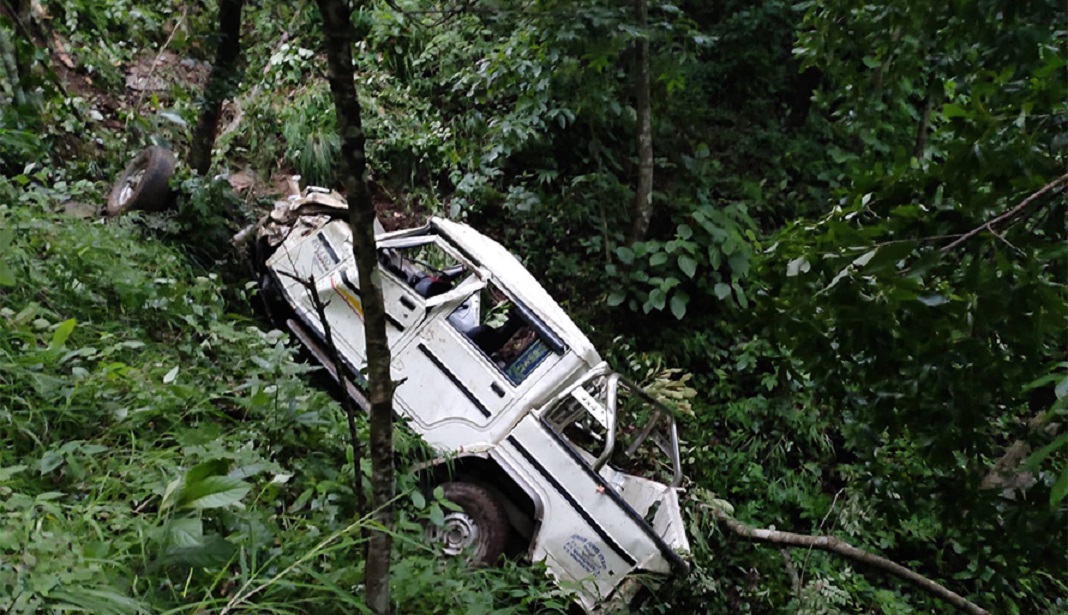 खिमडीतर्फ गइरहेको जिप दुर्घटना हुँदा चार जना घाइते