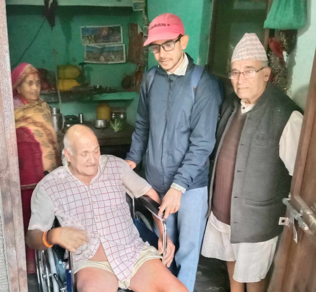 घरमै गएर ह्वील चियर हस्तान्तरण