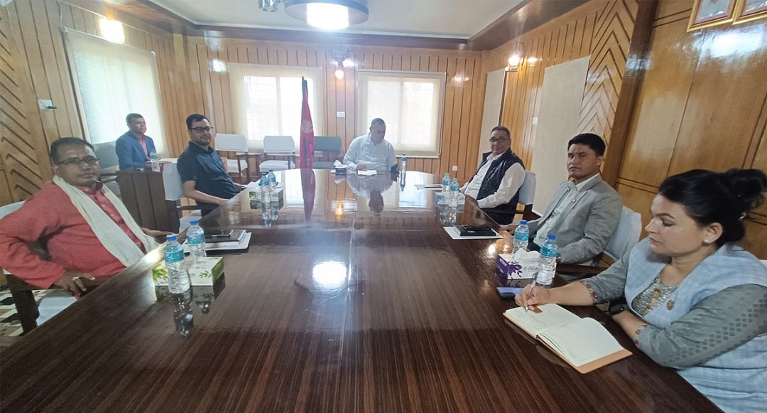 सुदूरपश्चिम सरकारले जाजरकोट भूकम्प प्रभावितलाई एक करोड रुपैयाँसहित स्वास्थ्यकर्मी पठाउदै