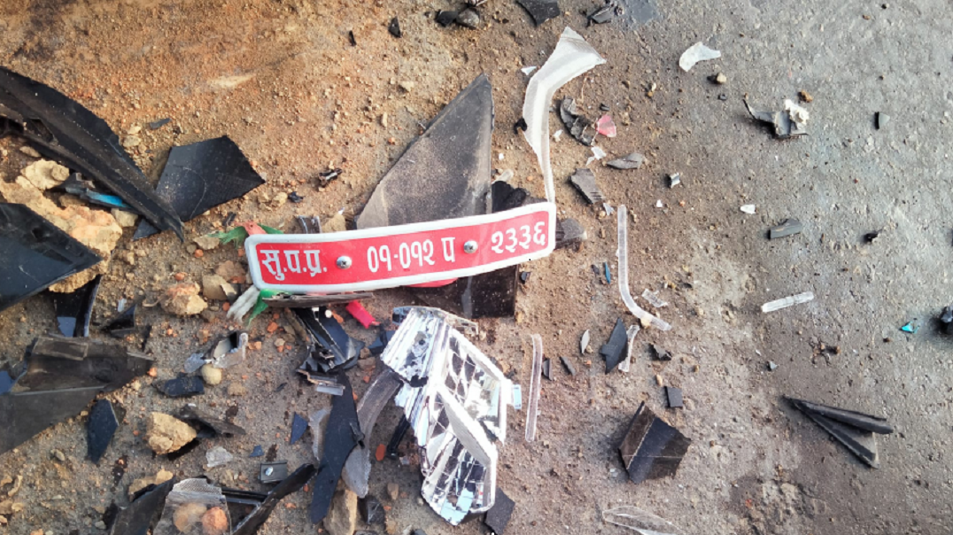 स्कुटरलाई स्काभेटरले ठक्कर दिदाँ दुई जना घाइते