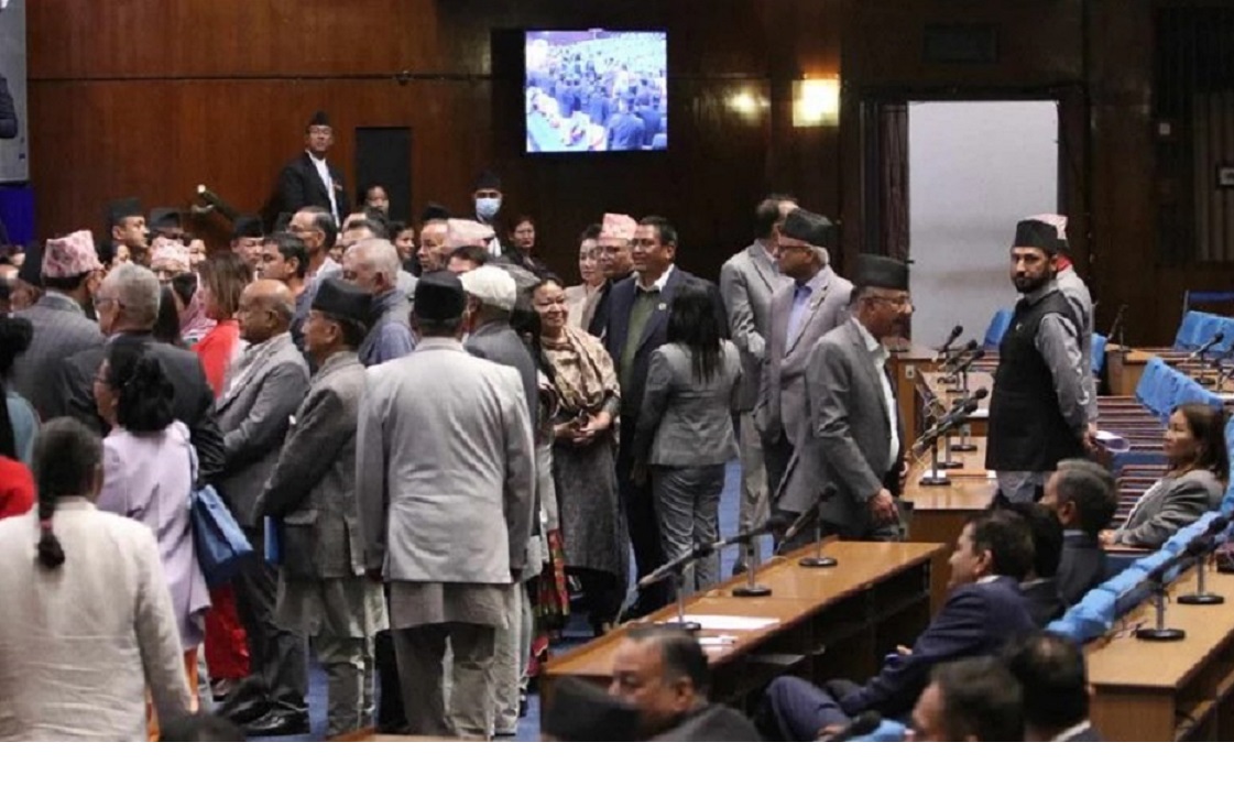 कांग्रेसले नाराबाजी गर्दै वेल घेरेपछि संसद् बैठक स्थगित, गृहमन्त्रीको राजीनामा माग