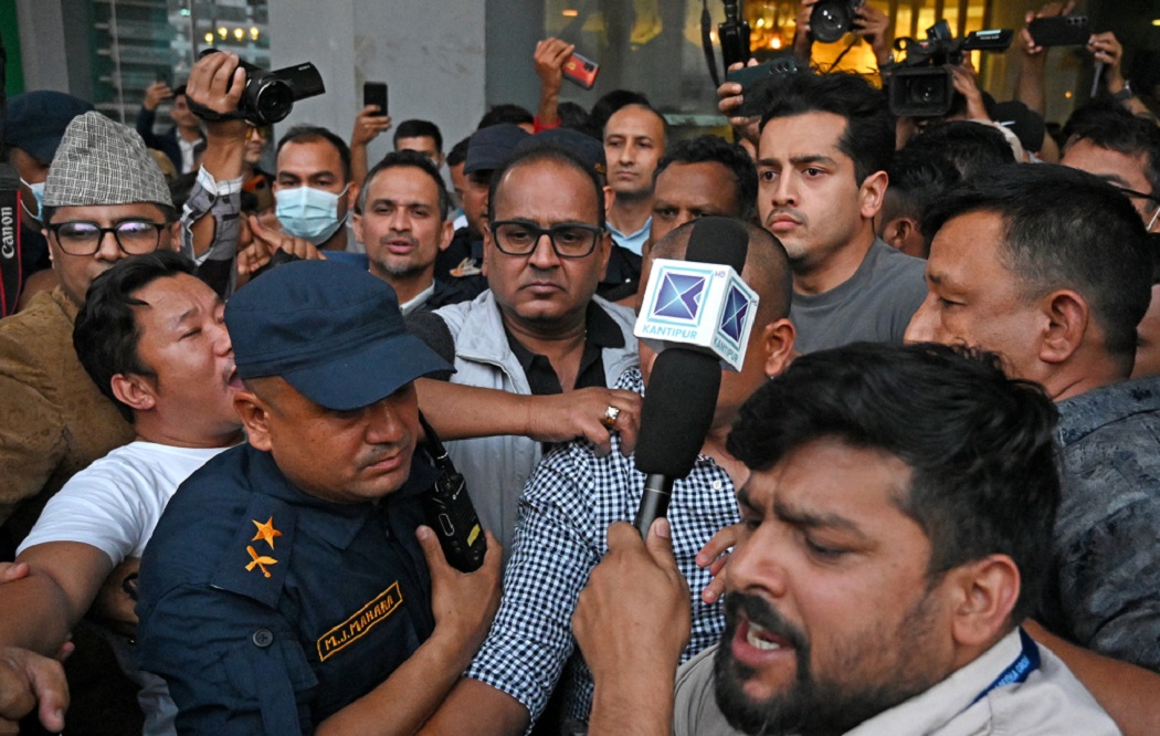 गृहमन्त्री लामिछानेले सहकारी ठगीको समाचार दबाउन र दाहालले सत्ता बचाउन कान्तिपुरमा गरे हस्तक्षेप