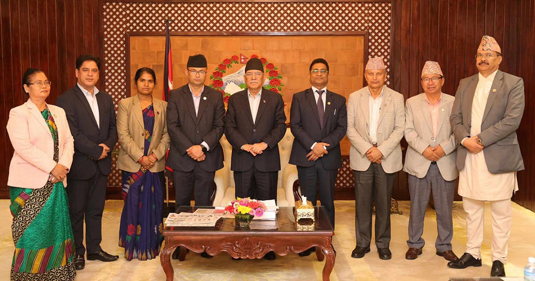 एमालेका मन्त्रीले बालुवाटार पुगेर बुझाए राजीनामा, प्रचण्ड सरकार अल्पमतमा