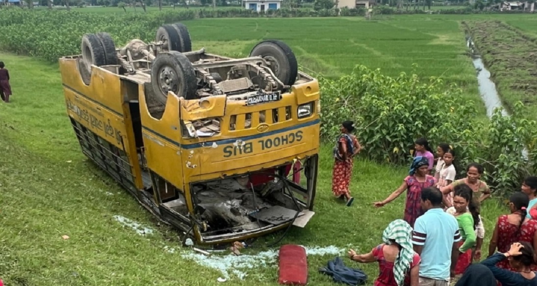 गोदावरीमा स्कुल बस दुर्घटना हुदाँ दुई विद्यार्थी घाइते