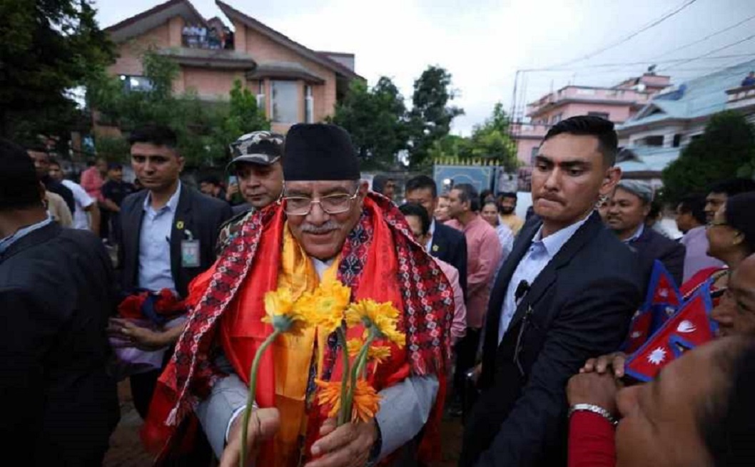 पदमुक्त भएसँगै बालुवाटार छोडेर खुमलटार पुगे प्रचण्ड