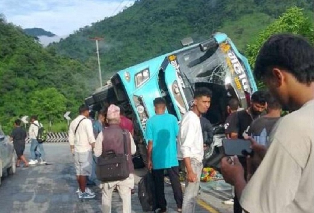 महेन्द्रनगरबाट काठमाडौँतर्फ जाँदै गरेको बस दुर्घटना, १७ जना घाइते (नामावलीसहित)