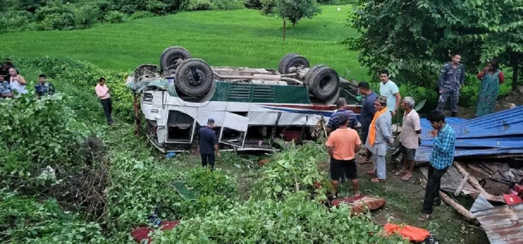 डोटीको दिपायलमा बस दुर्घटना हुँदा १७ जना घाइते (घाइतेको विवरण सहित)