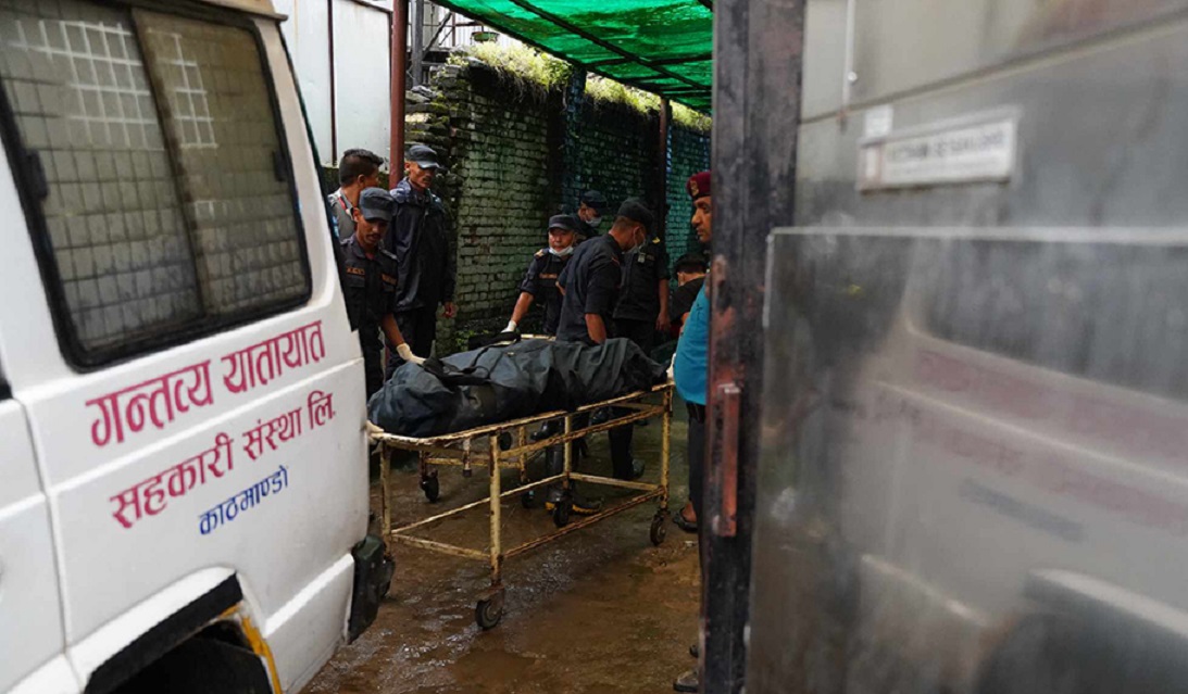 हेलिकप्टर दुर्घटनामा परी मृत्यु भएकाहरूको शवको पोस्टमार्टम गरिंदै