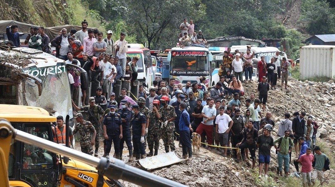 झ्याप्ले खोला पहिरोबाट ३० वटा शव निकालियो, सम्पर्कमा नआएका यात्रुलाई खोज्दै प्रहरी