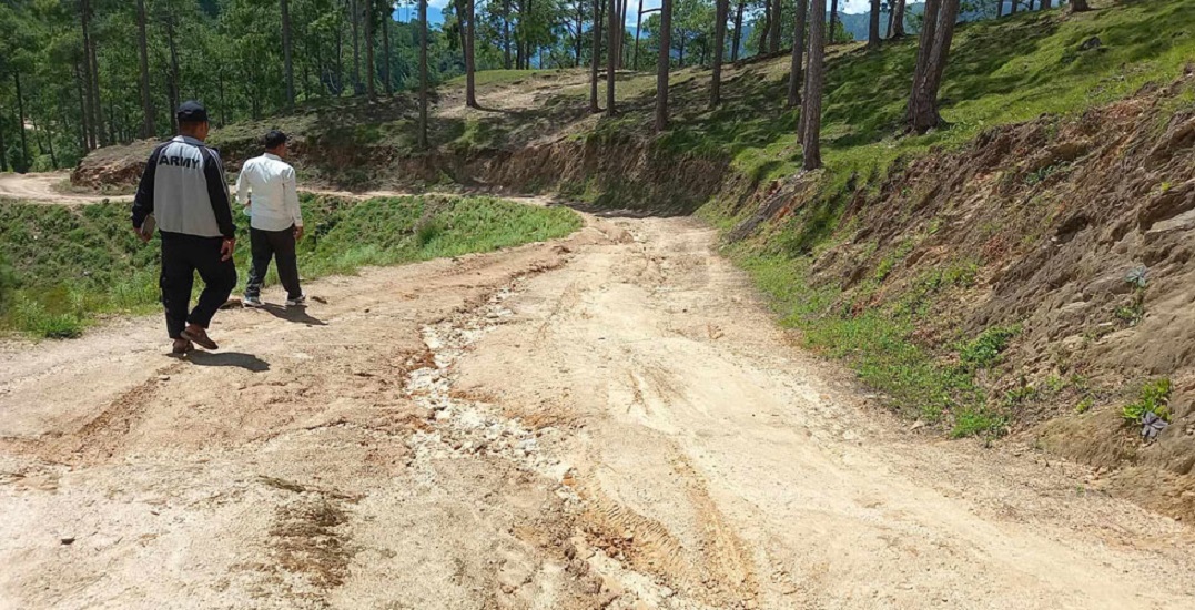 एउटै सडकको माटो सफा गर्न बर्सेनि आठ करोड