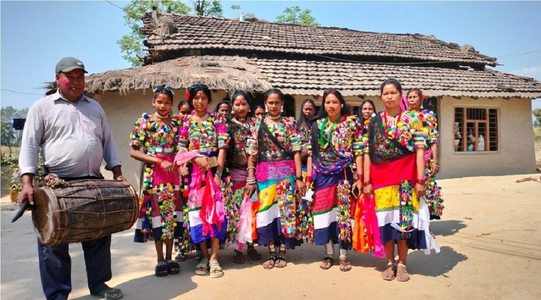 लोप हुँदै रानाथारूले होलीमा लगाउने परम्परागत गहना