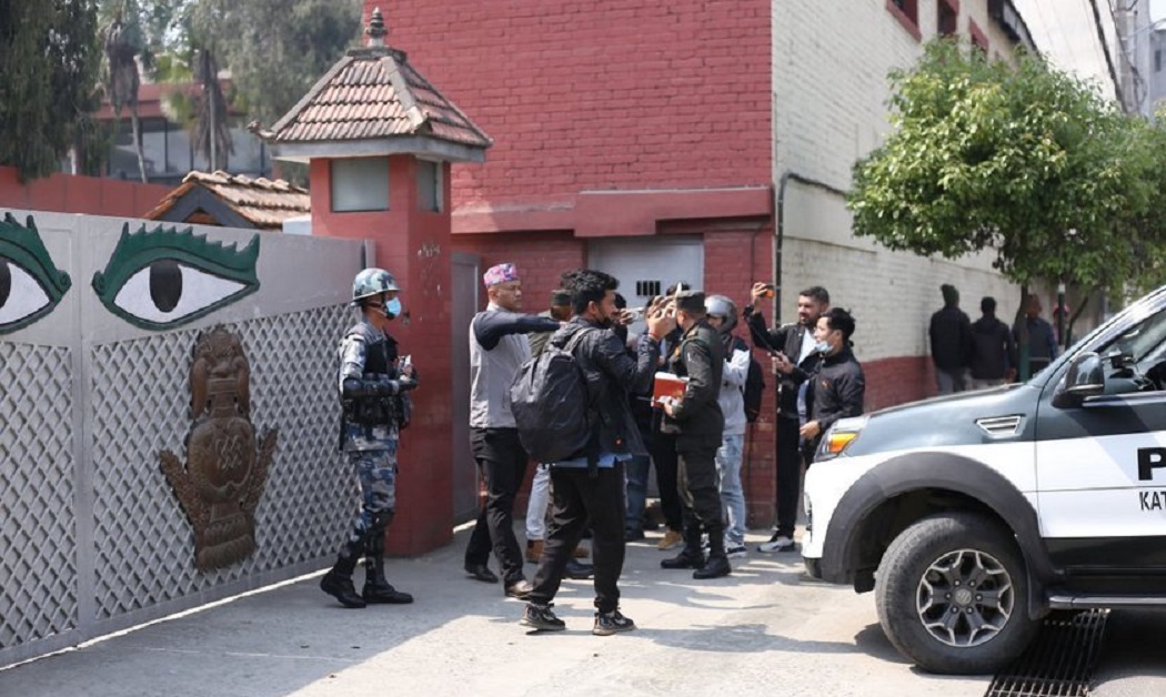 काठमाडौँ महागरपालिकाको टोलीलाई गेटबाटै फर्काइयो, बुझ्न मानेनन् पूर्वराजा ज्ञानेन्द्रले जरिवाना पत्र