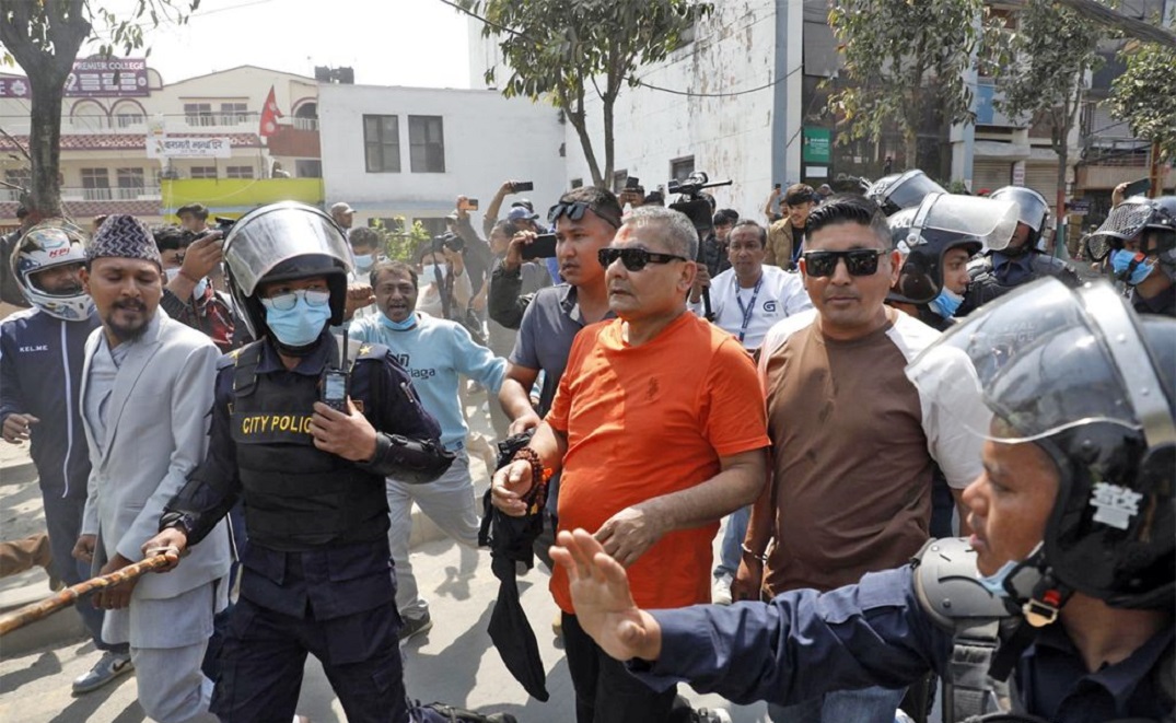 भारतमा पक्राउ परेका दुर्गा प्रसाईंलाई नेपाल ल्याइँदै