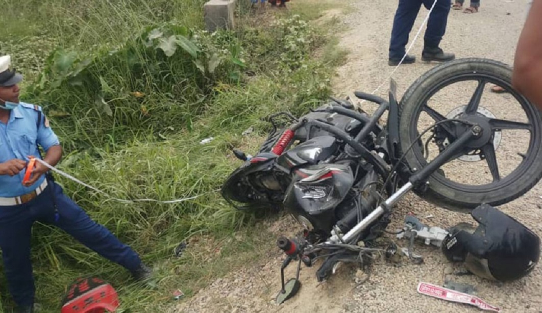 कैलालीको घोडाघोडीमा मिनिट्रकमा मोटरसाईकल ठोक्किदा एक जनाको मृत्यु