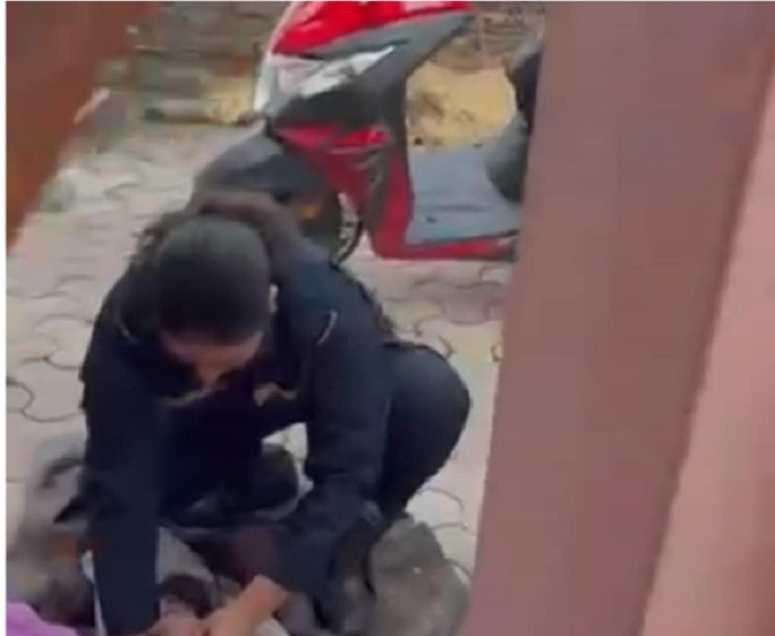 बेवारिसे गर्भवती महिलाको प्रहरी जवान चन्द्रिकाले गराइन् बाटो मै सुरक्षित प्रसूति