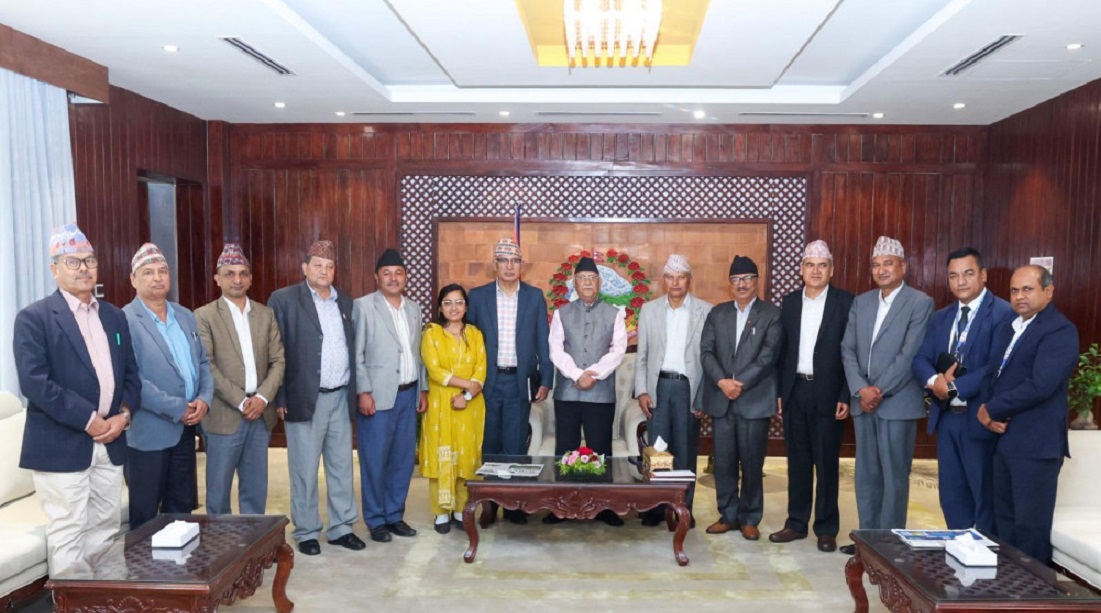 भूमि आयोगका पदाधिकारीद्वारा प्रधानमन्त्रीलाई ‘ब्रिफिङ’