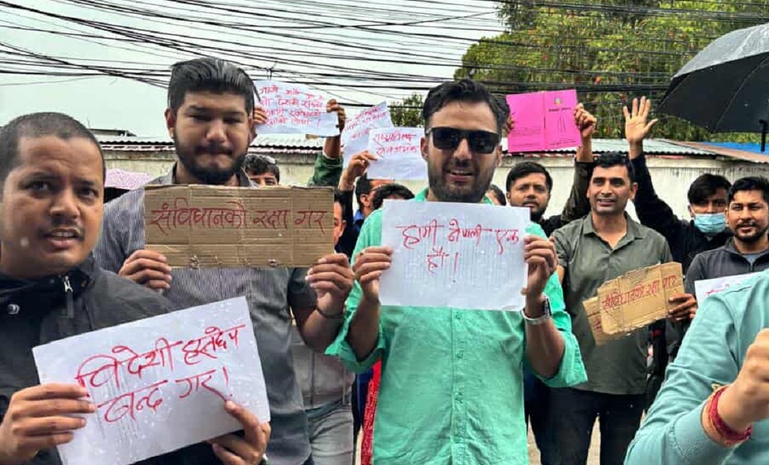 संविधानको रक्षा र राष्ट्रपति पौडेललाई सार्वजनिक गर्न माग गर्दै नेविसंघले गर्‍यो प्रदर्शन