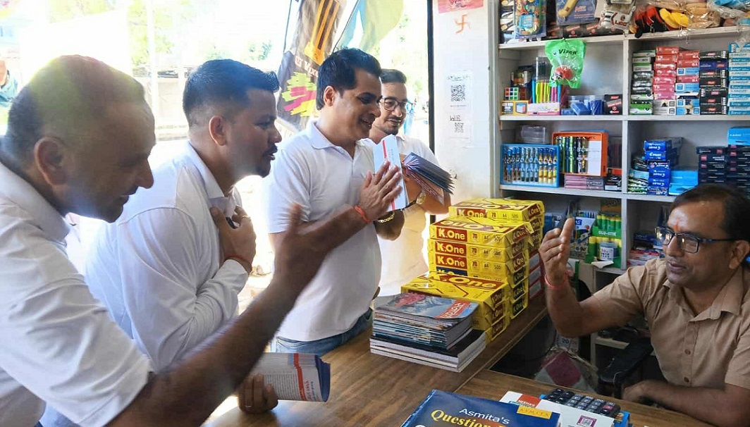 कैलाली उद्योग वाणिज्य निर्वाचन: मतदाता भेट्नमै व्यस्त पुष्कर ओझा प्यानल