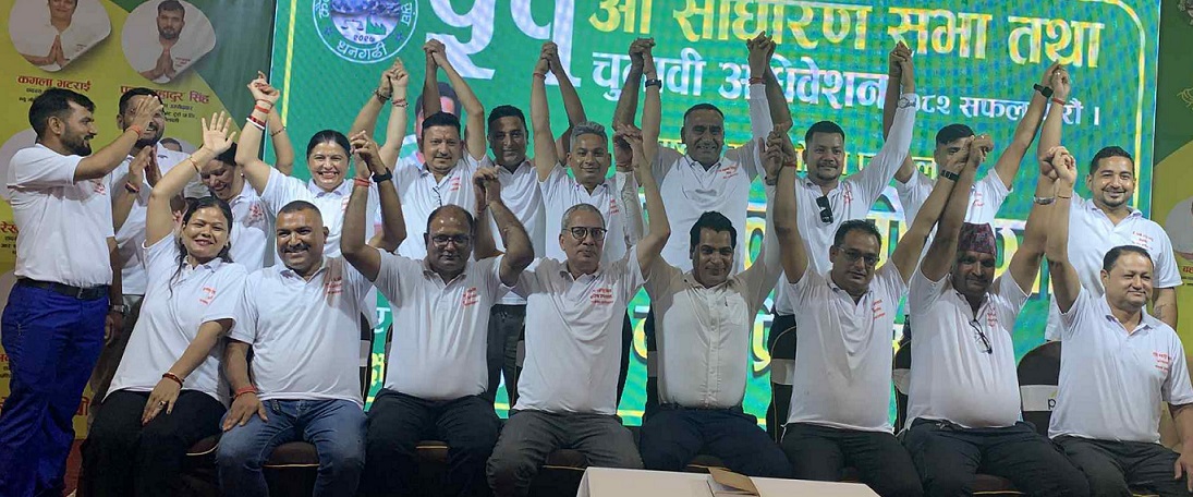 कैलाली उद्योग वाणिज्य संघको निर्वाचनका लागि पुष्कर ओझाले गरे प्यानलसहित घोषणापत्र सार्वजनिक