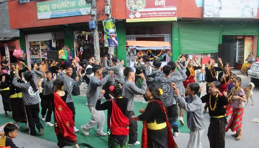 हराउँदै तिहारको मौलिकता : अङ्ग्रेजी र हिन्दी गीतमा देउसीभैलो